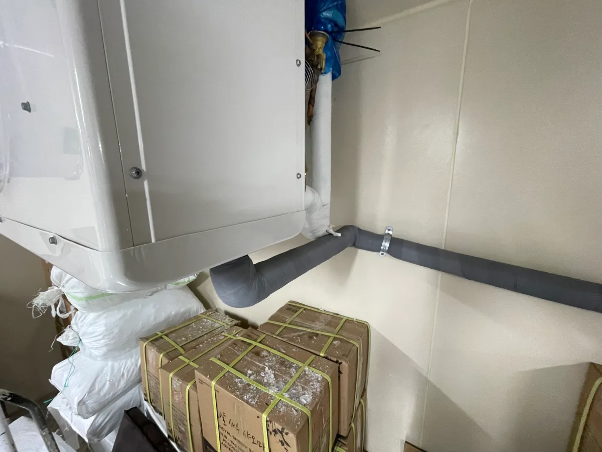 식자재 도매업체 냉장창고 판넬 이음새 몰딩 실리콘 재시공, 배관 보온재 시공 3번째 사진