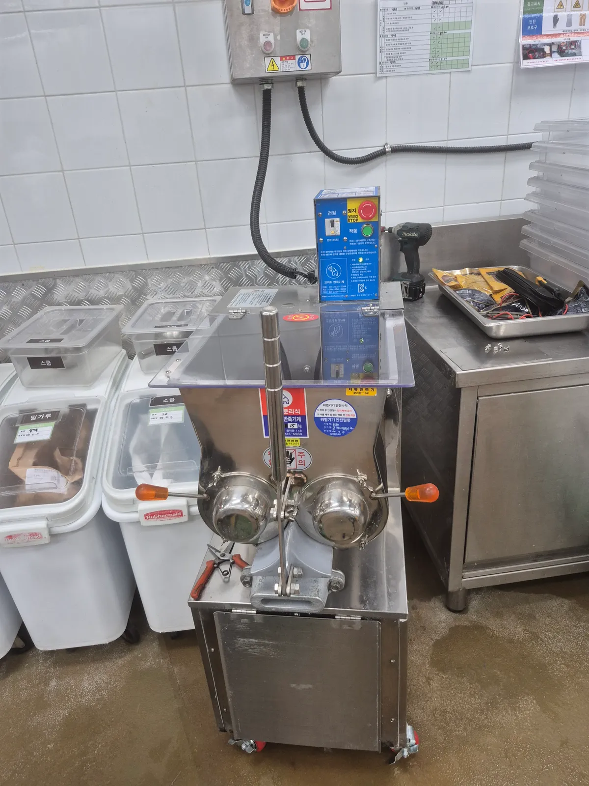 연구소 구내식당 면반죽기 점검 및 조치, 4구 냉장고 고장 점검 3번째 사진