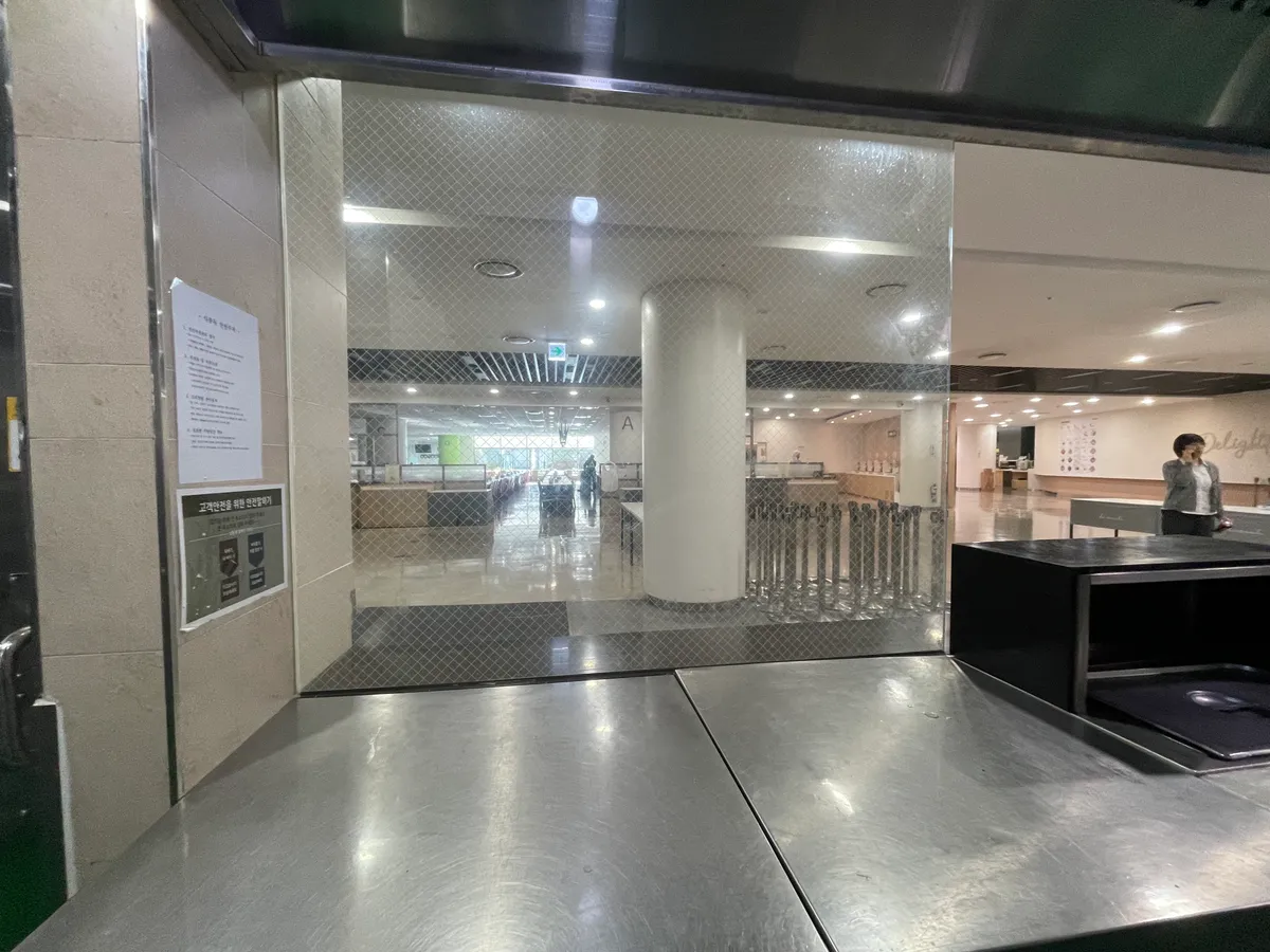 기업 구내식당 델리 코너 유리 철거 2번째 사진