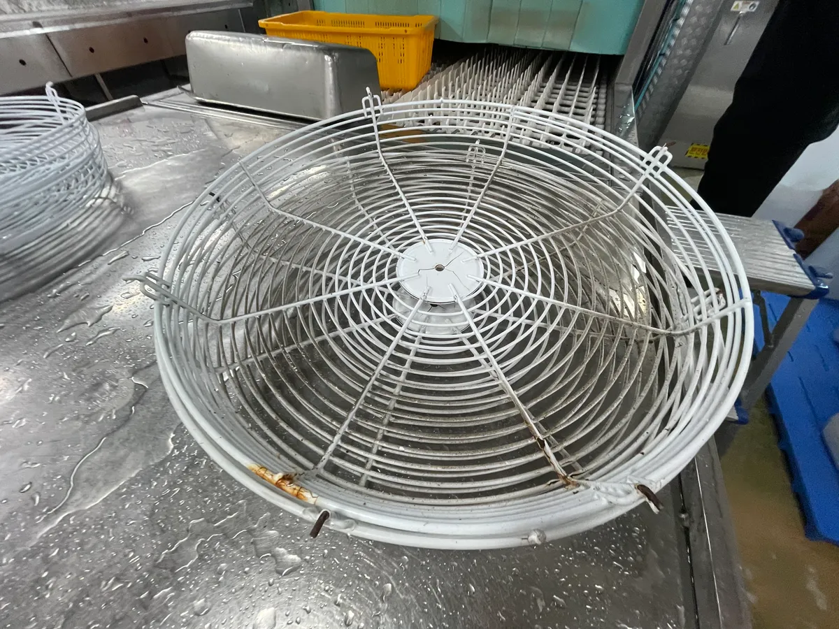 대기업 사업장 구내식당 세척실 증발기 날개 청소 및 휀 커버 교체 6번째 사진