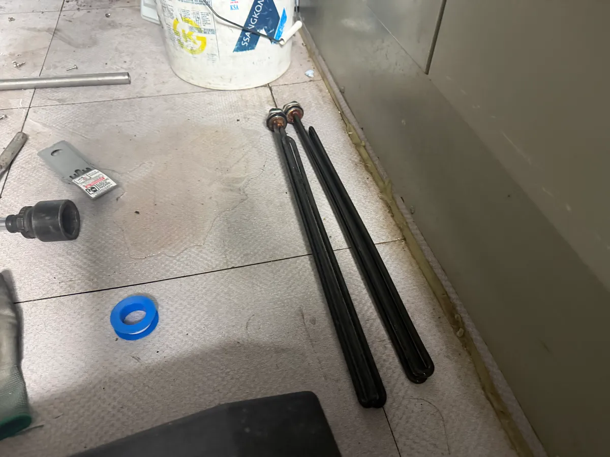 테마파크 식당 300리터 온수기 2대 차단기, 히터 교체 3번째 사진