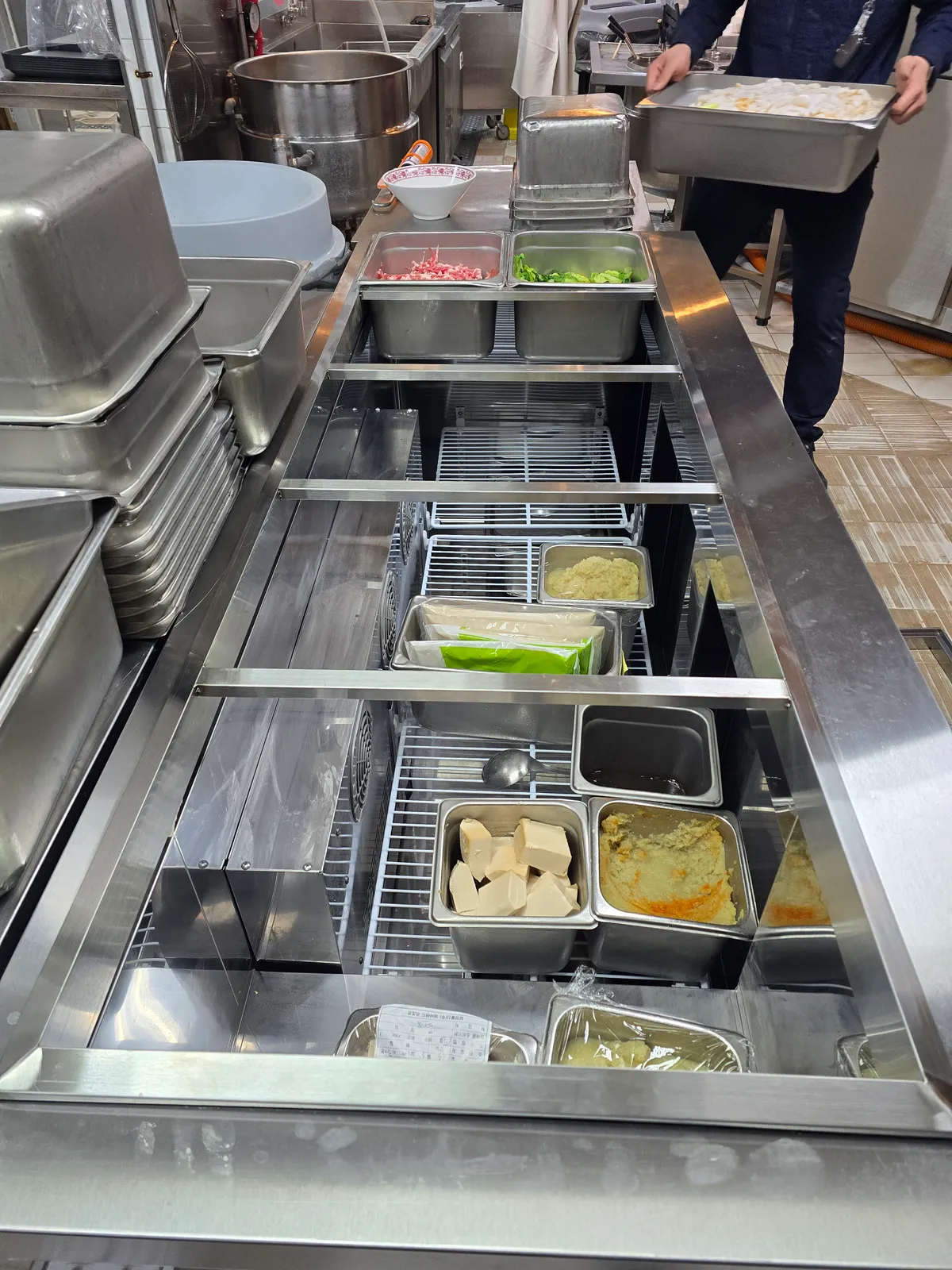 중식당 밧드 걸이대 교체, 온장고 도어 패킹 교체 1번째 사진