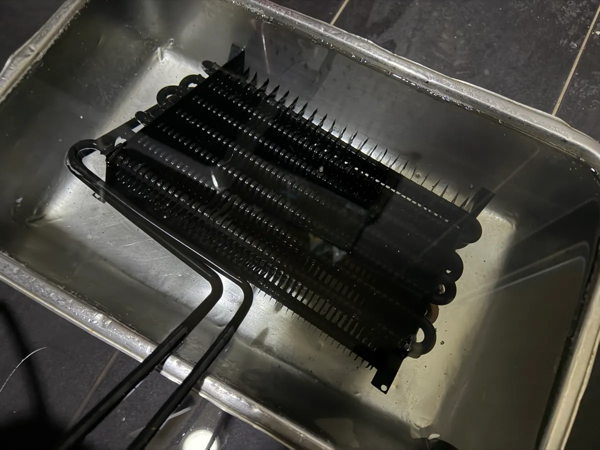 테마파크 식당 드레싱냉장고 누설 수리 및 하부 드레인 배수판 설치 3번째 사진