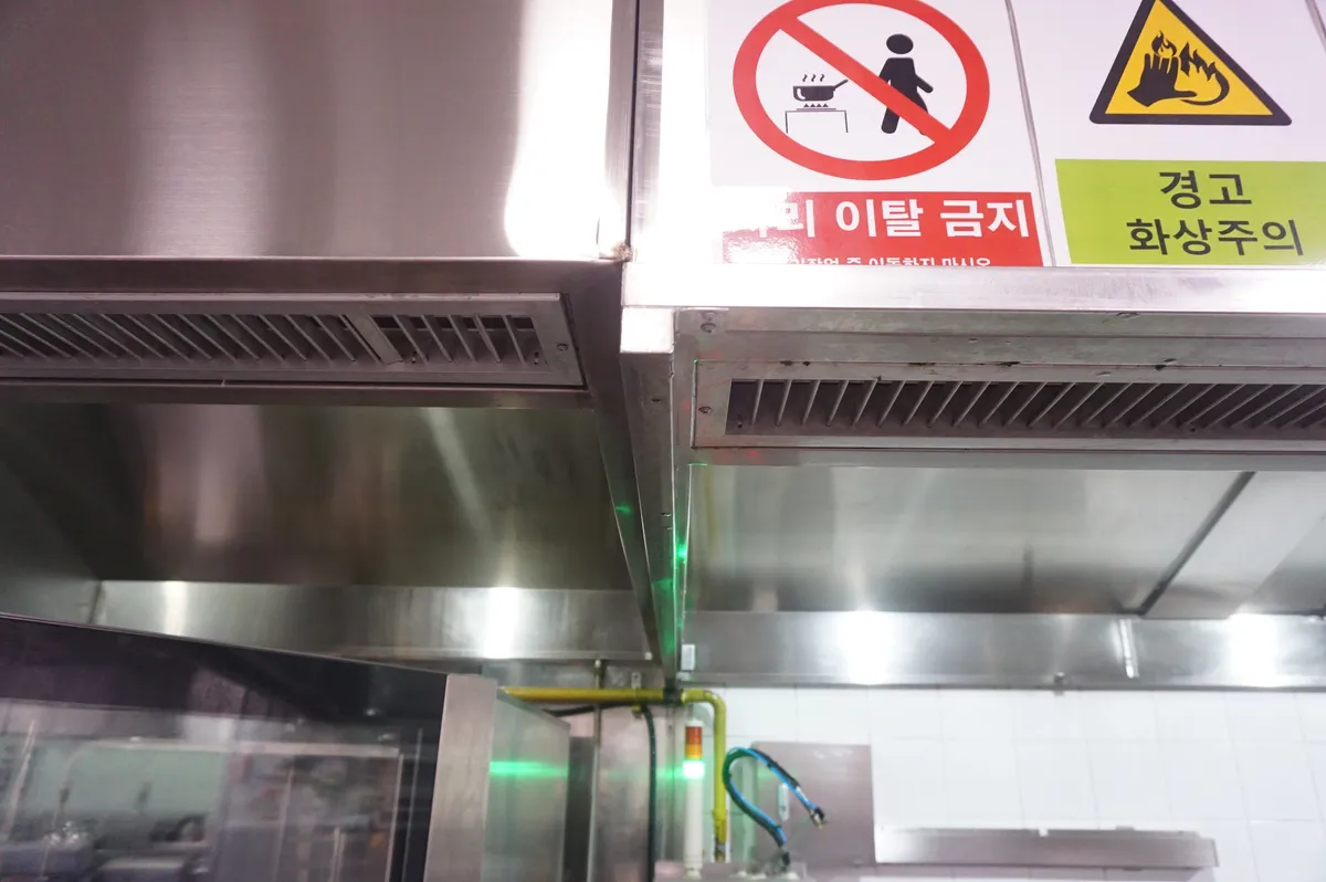기업 구내식당 조리 구역 후드 커버 용접, 작업대 바퀴 8대 교체, 밥보온고 3대·취반기 1대 반출 폐기 1번째 사진