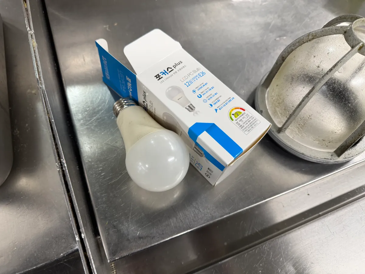 수원 기업 구내식당 후드등 교체, 운반카 바퀴 교체, 온장고 히터 교체, 워터릴 교체 1번째 사진