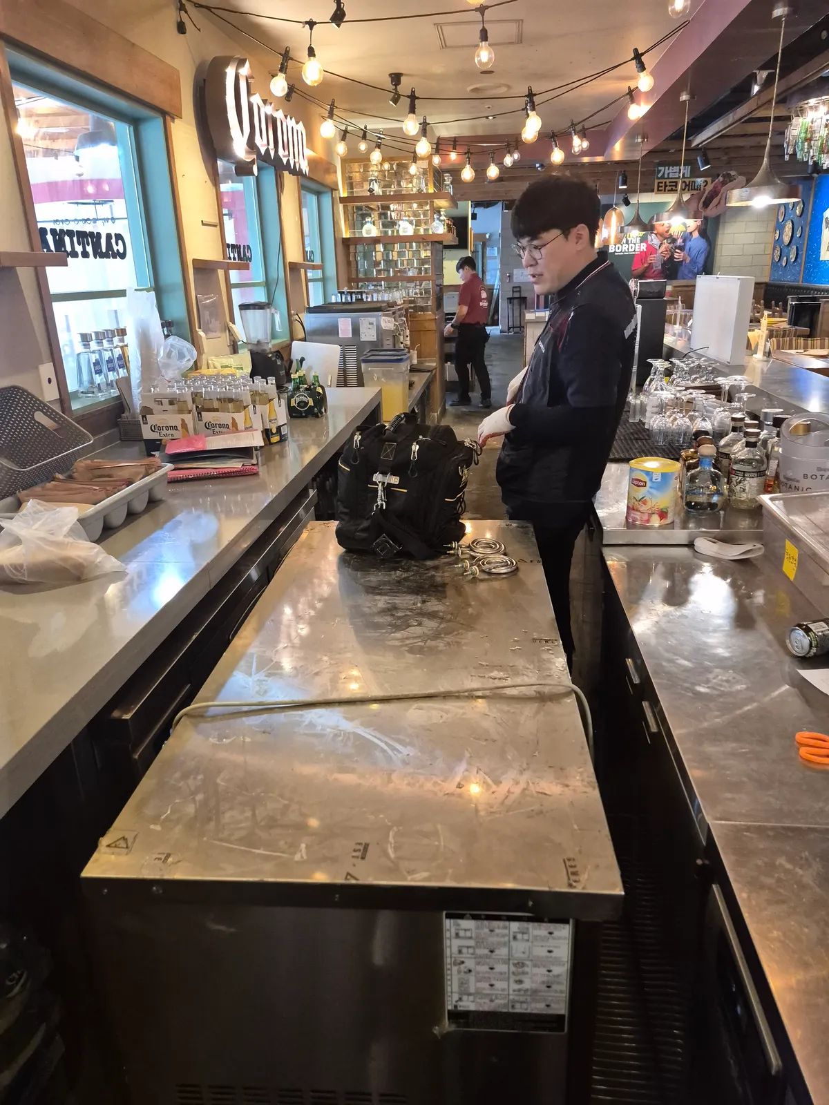 온더보더 도심공항점 칵테일 바 테이블냉장고 교체, 스팀웰 히터 2개 교체 1번째 사진