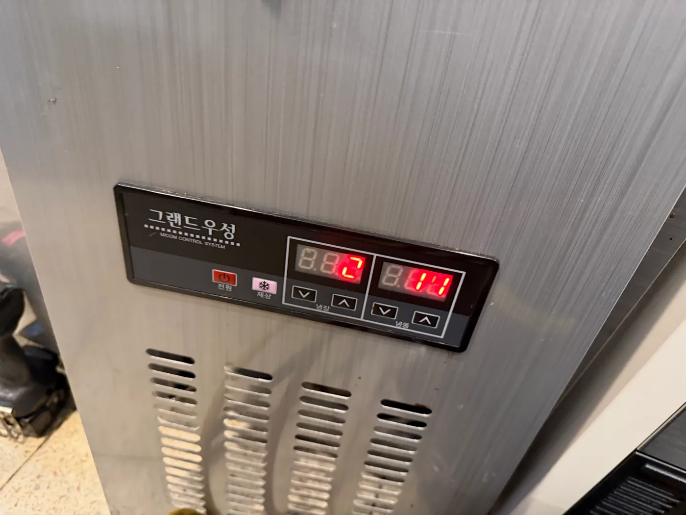 기업 사업장 카페 에스프레소 머신 2그룹 수면계 교체, 테이블 냉장냉동고 온도 이상 점검 5번째 사진