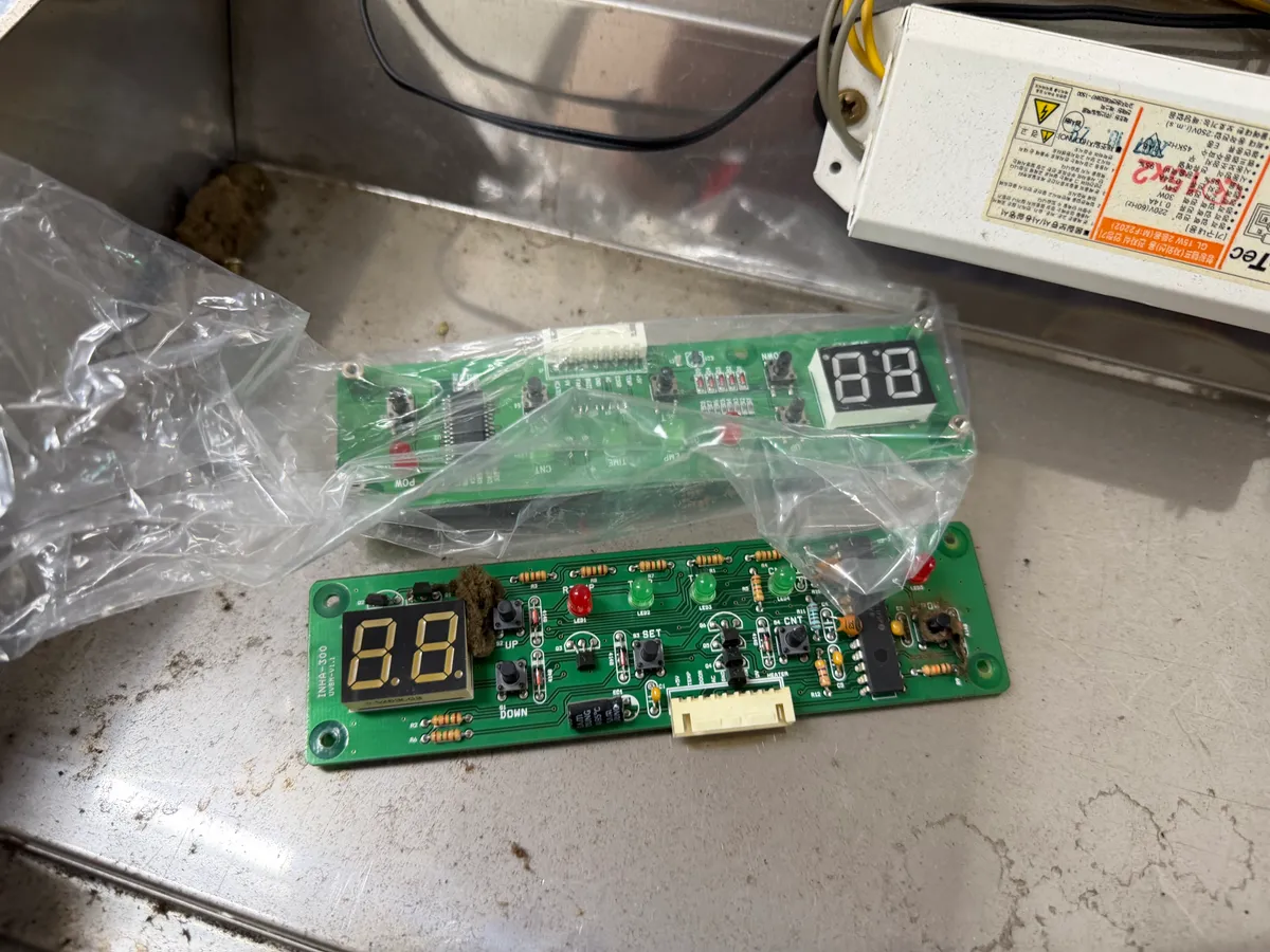 베이커리 자외선 소독고 프론트 PCB 교체, 명판 교체 1번째 사진