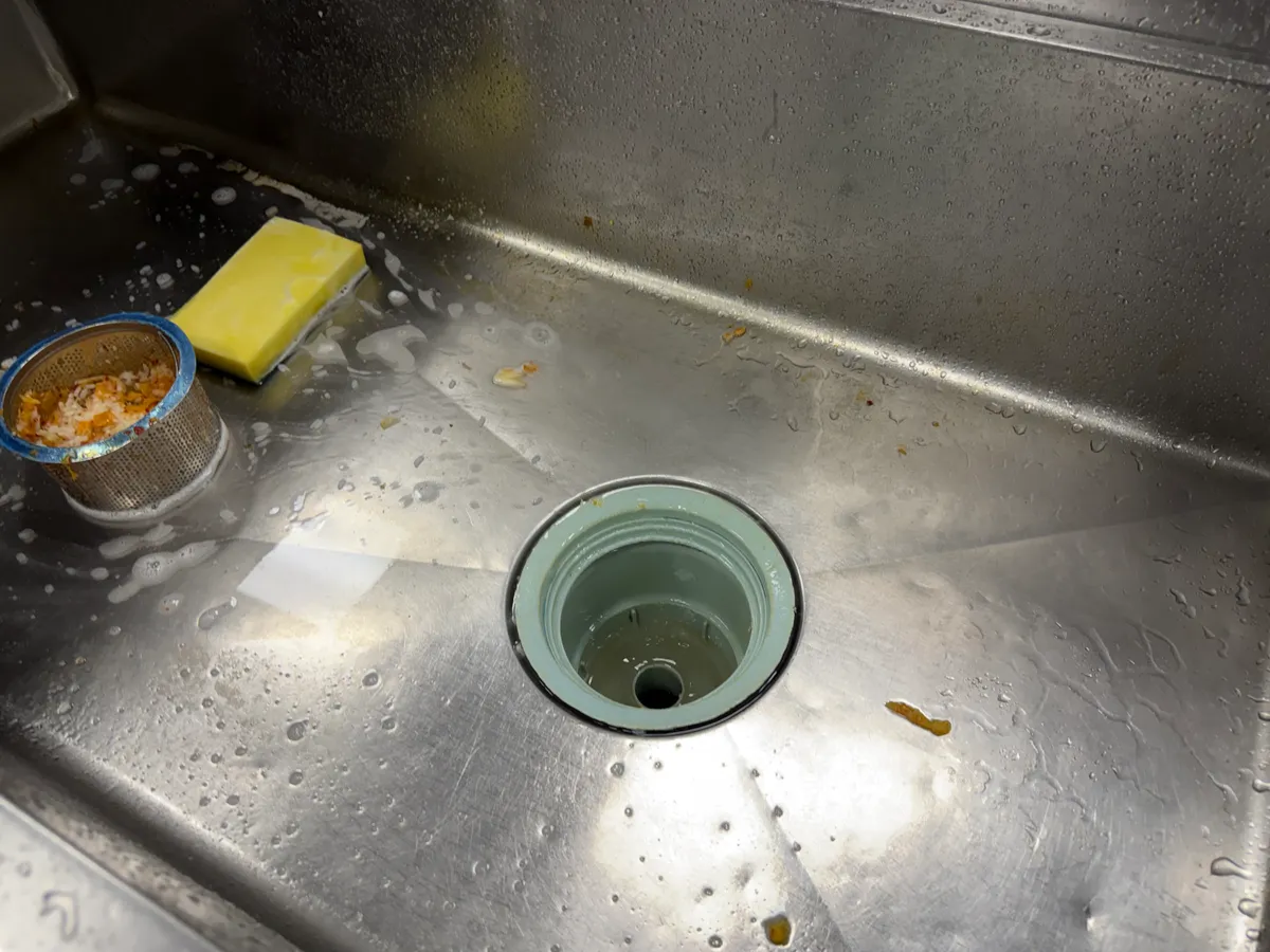 기업 구내식당 조리카 하부 커버 고정, 창고 문 보호대 고정, 얼음 디스펜서 필터 교체, 싱크 배수구 교체, 슬러시 기계 조정발 제거 5번째 사진
