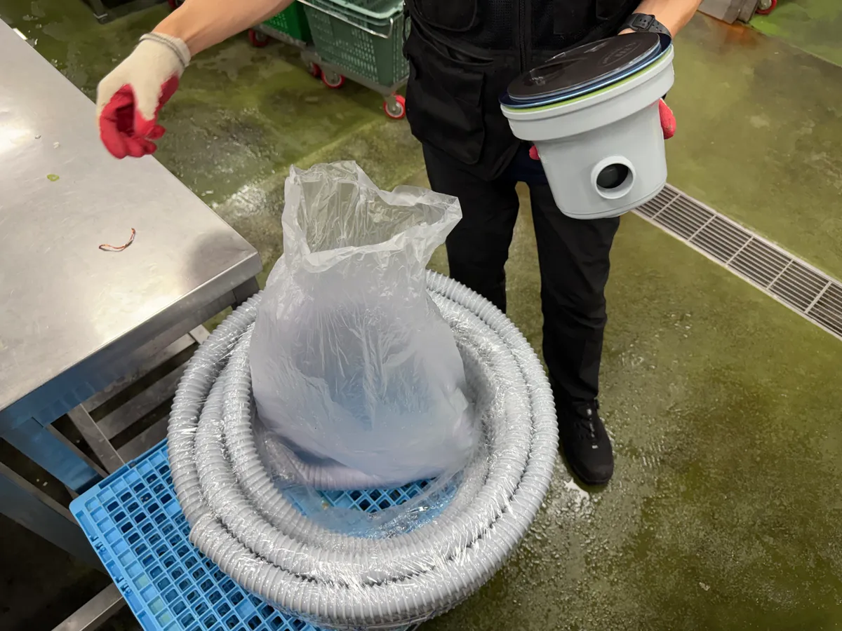기업 구내식당 조리카 하부 커버 고정, 창고 문 보호대 고정, 얼음 디스펜서 필터 교체, 싱크 배수구 교체, 슬러시 기계 조정발 제거 6번째 사진