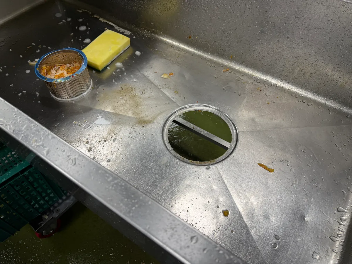 기업 구내식당 조리카 하부 커버 고정, 창고 문 보호대 고정, 얼음 디스펜서 필터 교체, 싱크 배수구 교체, 슬러시 기계 조정발 제거 7번째 사진
