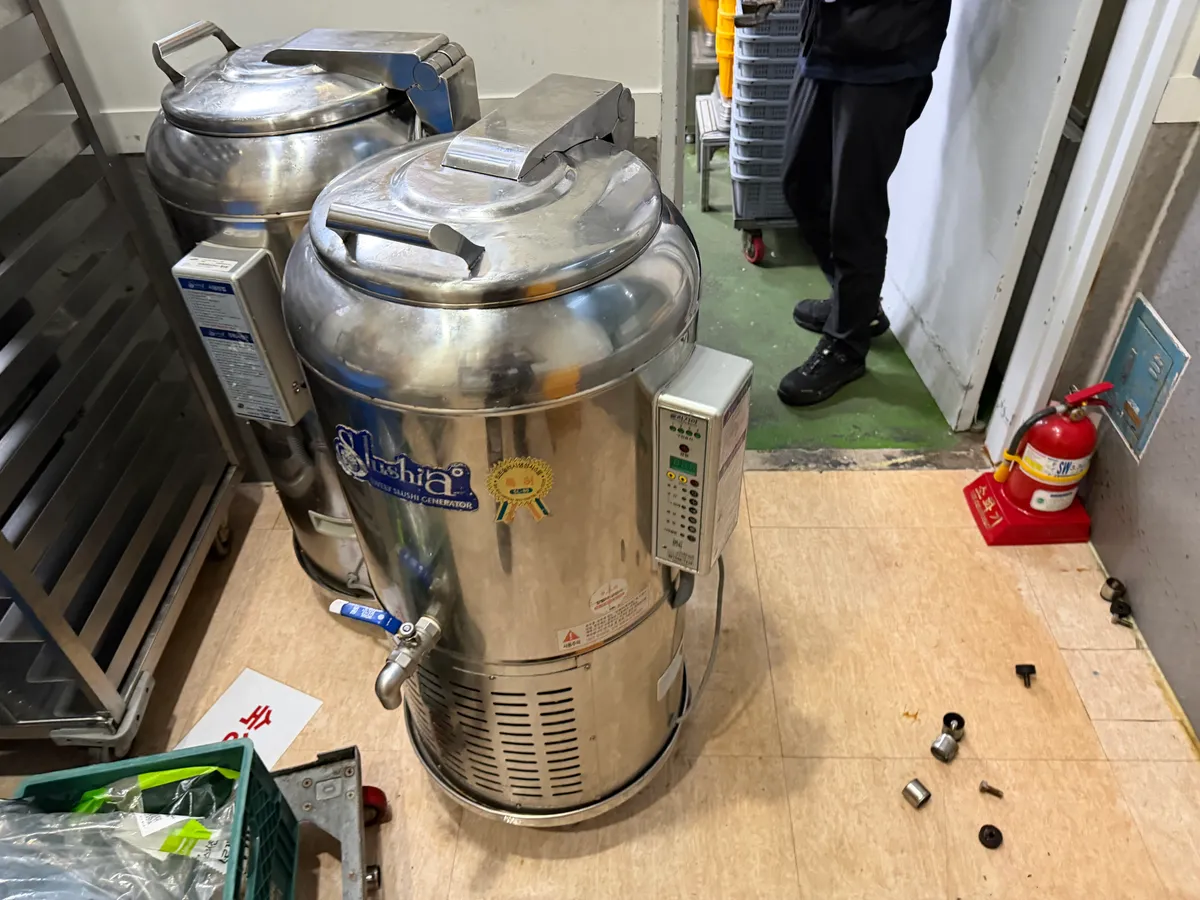 기업 구내식당 조리카 하부 커버 고정, 창고 문 보호대 고정, 얼음 디스펜서 필터 교체, 싱크 배수구 교체, 슬러시 기계 조정발 제거 9번째 사진