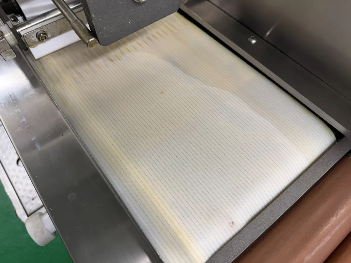 기업 구내식당 김밥 절단기 수리 후 반입, 김밥 성형기 점검, 옥외 워크인 도어 브라켓 고정 5번째 사진