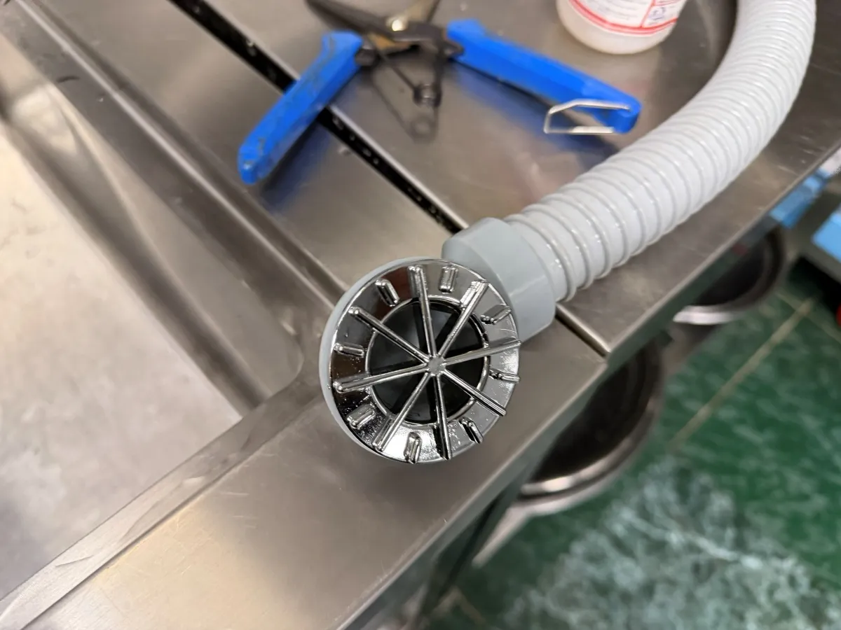 기업 구내식당 석쇠 교체, 가구장 경첩 수리, 배수구 수리, 세정대 오버플로우 교체 5번째 사진