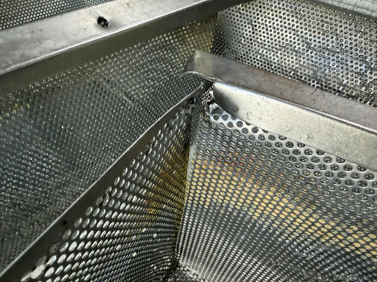 에버랜드 사원식당 수저 회수차 거름망 반출 용접 보수 3번째 사진