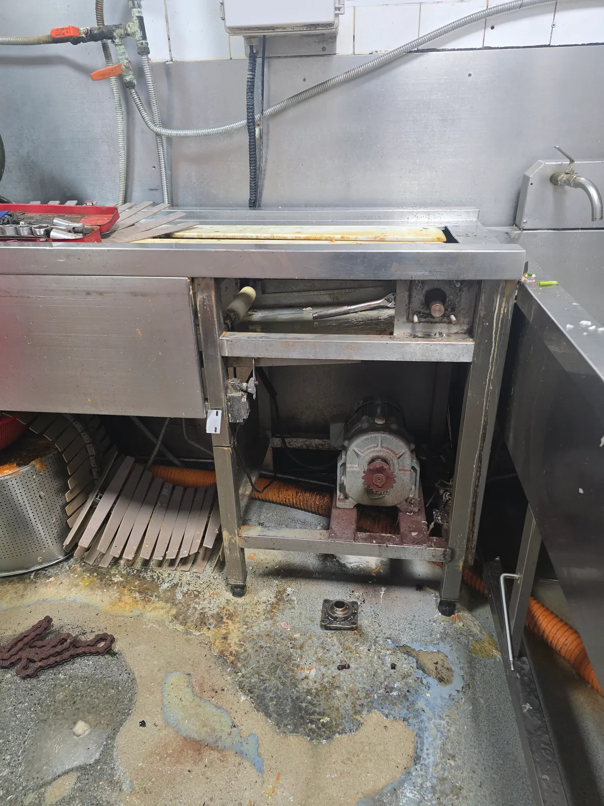 대학 교직원 식당 퇴식 컨베이어 패드 교체, 베어링 교체, 체인 교체 3번째 사진