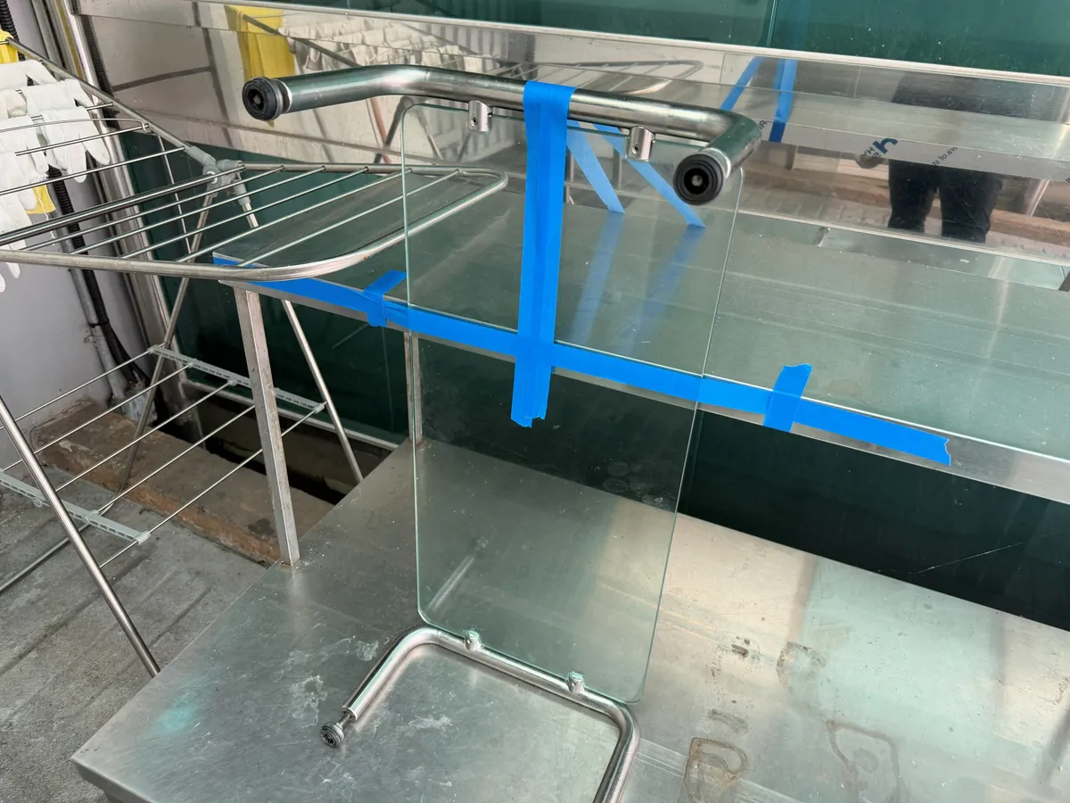 기업 구내식당 스니즈가드 유리 고정·온장고 손잡이 교체 4번째 사진
