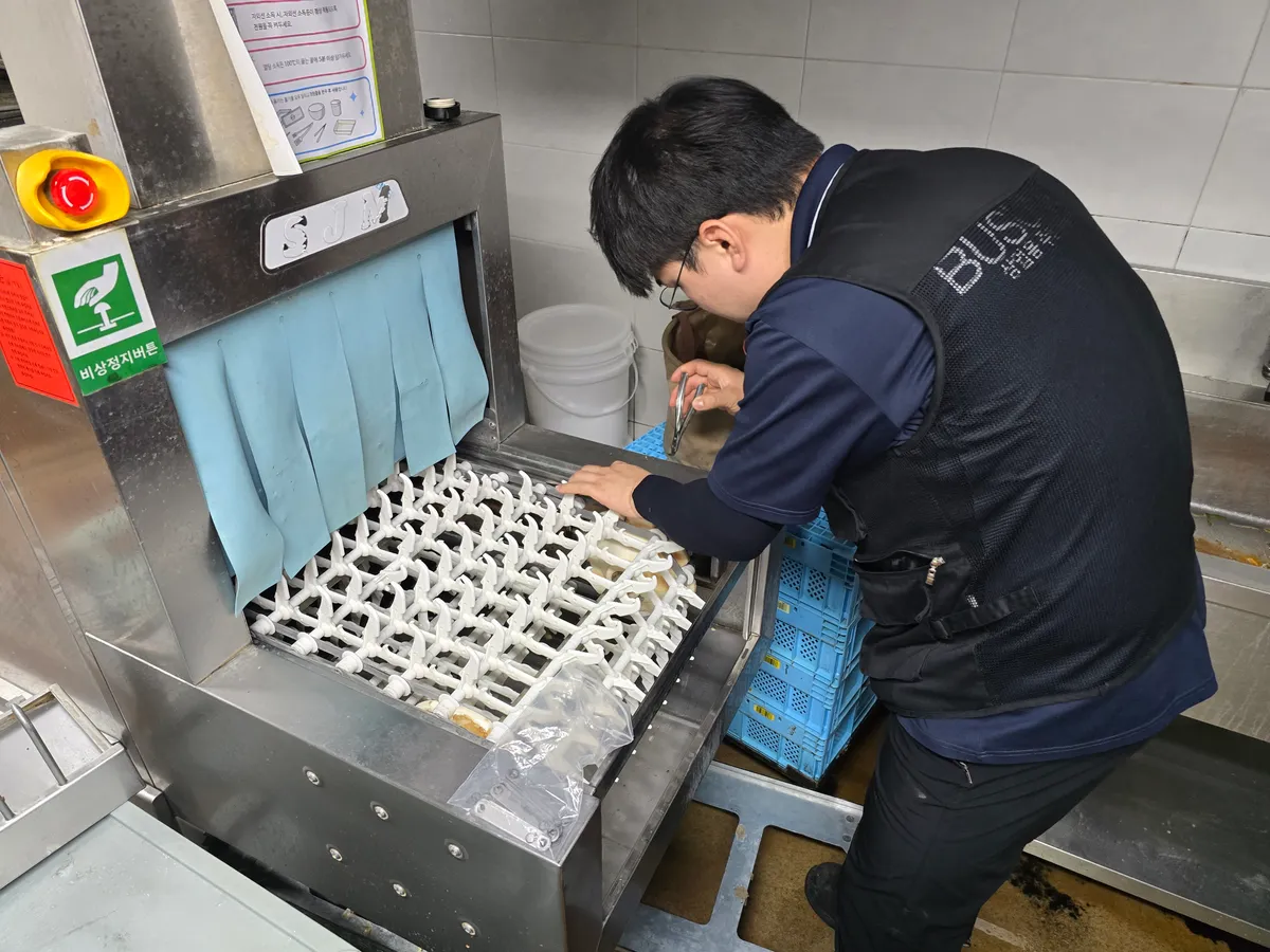 테마파크 식당 워크인실외기 응축기 청소, 국보온카 코드선 교체, 세척기 핀 수리 8번째 사진