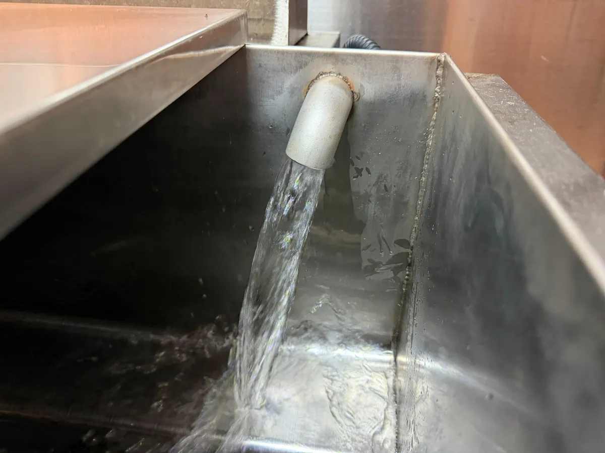 테마파크 식당 우동해면기 육수이송펌프 교체 하부커버 설치 2번째 사진
