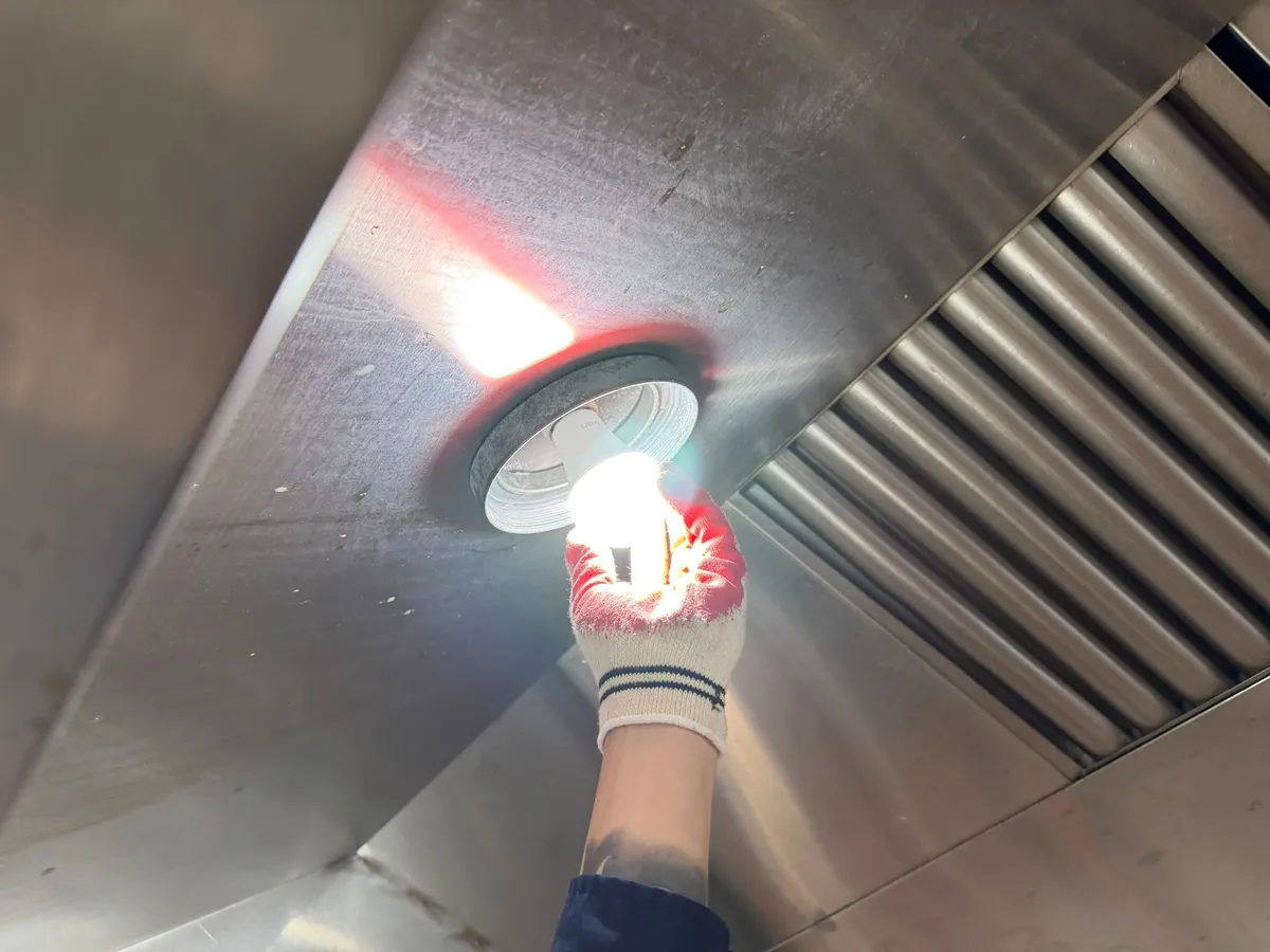 대기업 사업장 구내식당 워크인 슬라이딩도어 손잡이 교체·후드등램프 교체 4번째 사진