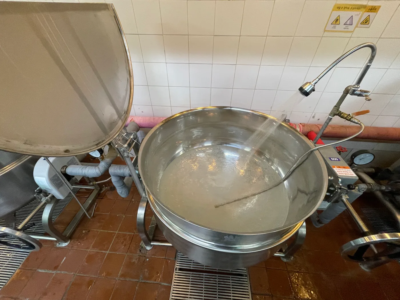 에버랜드 사원식당 300L 스팀솥(600인용) 납품 설치, 자외선 소독고 5대 납품 설치 8번째 사진