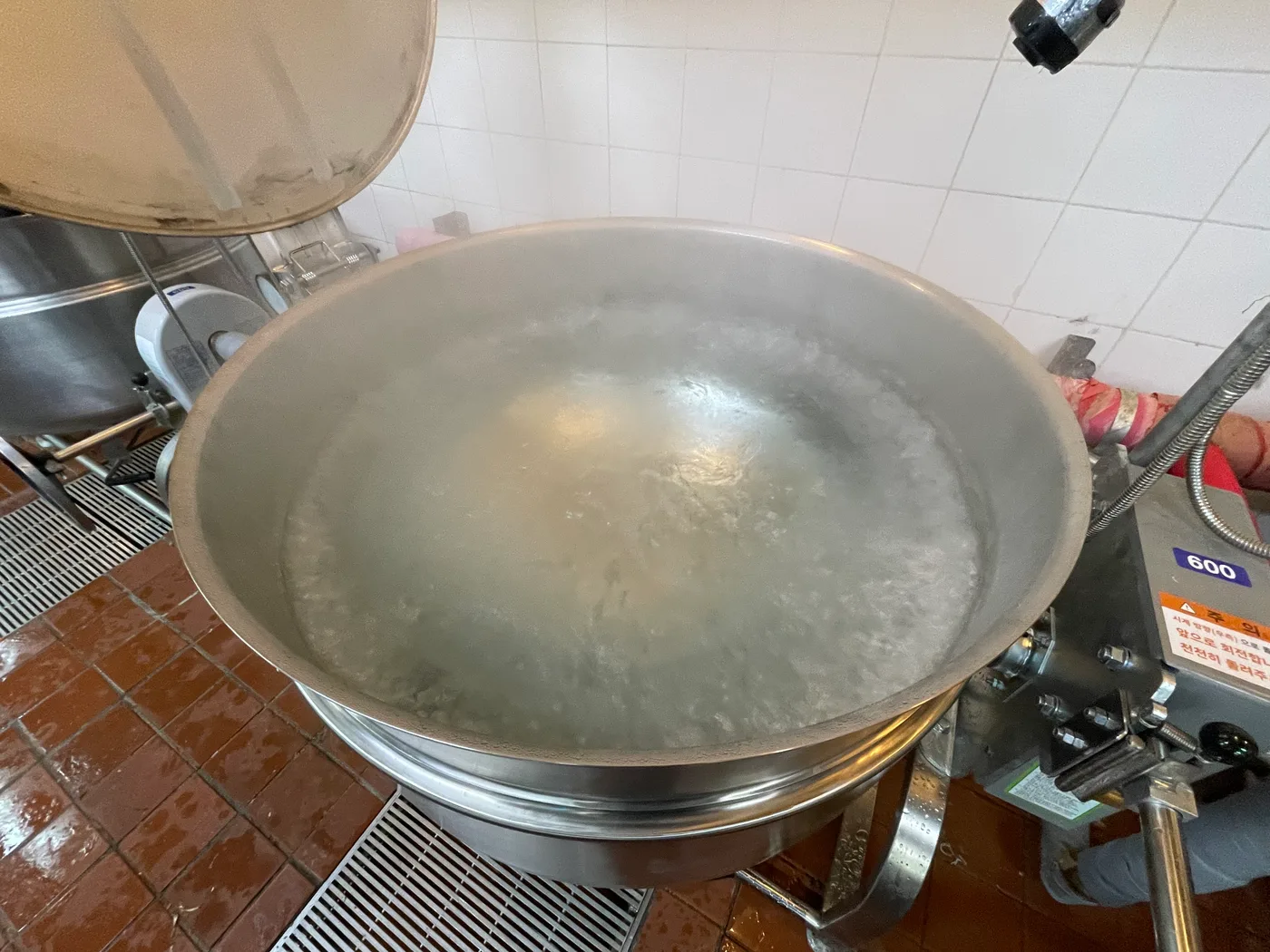 에버랜드 사원식당 300L 스팀솥(600인용) 납품 설치, 자외선 소독고 5대 납품 설치 15번째 사진