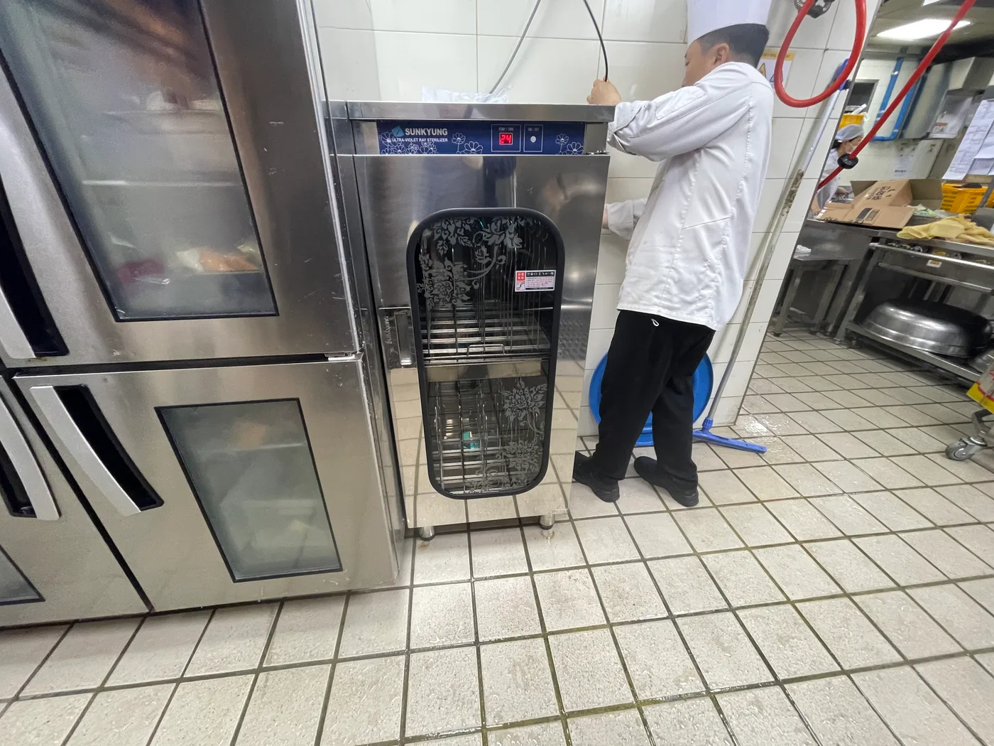 에버랜드 사원식당 300L 스팀솥(600인용) 납품 설치, 자외선 소독고 5대 납품 설치 27번째 사진