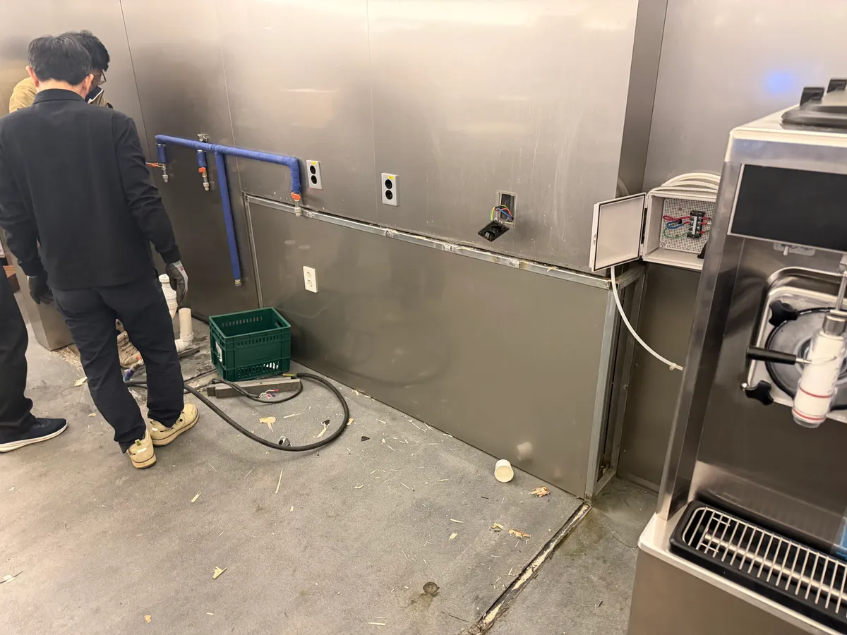제주 오설록 제조바 테일러 머신 납품, 여닫이 쇼케이스 냉장고 납품, 간냉식 테이블냉장고 납품·설치 27번째 사진