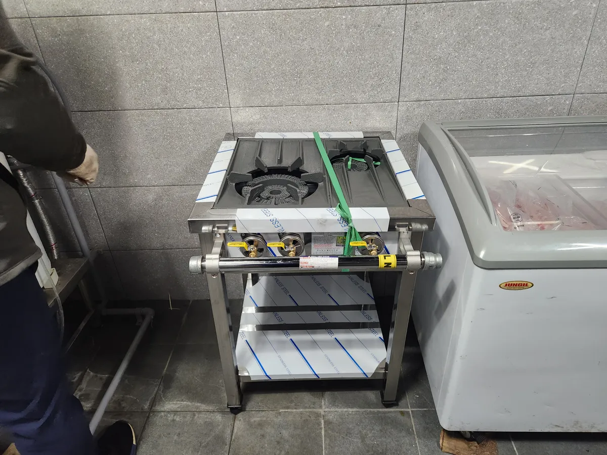 청라 동네 식당 가스레인지 교체(1200→700), 냉장고·식기세척기·싱크대 이동, 소형 싱크대 추가 설치, 벽선반 시공 1번째 사진