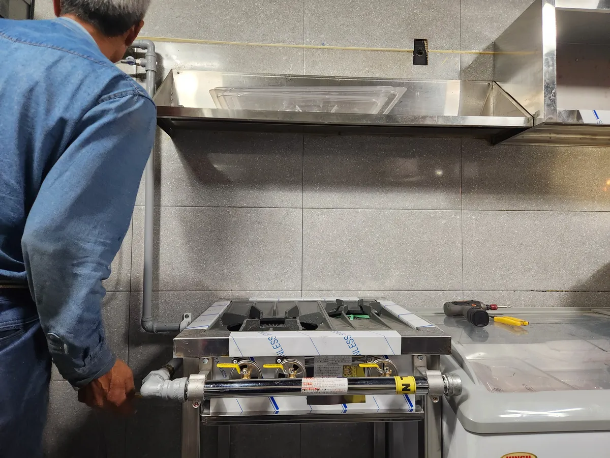 청라 동네 식당 가스레인지 교체(1200→700), 냉장고·식기세척기·싱크대 이동, 소형 싱크대 추가 설치, 벽선반 시공 2번째 사진