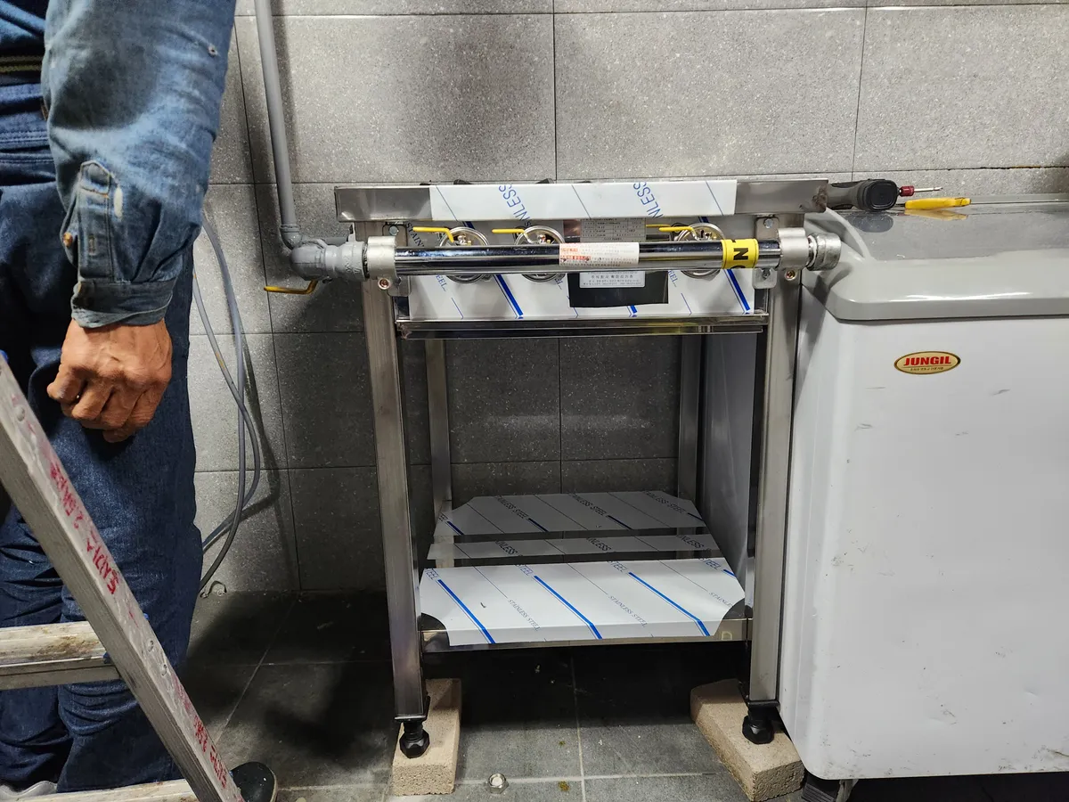 청라 동네 식당 가스레인지 교체(1200→700), 냉장고·식기세척기·싱크대 이동, 소형 싱크대 추가 설치, 벽선반 시공 3번째 사진