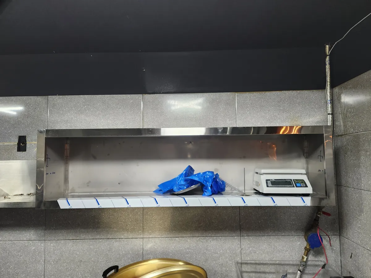 청라 동네 식당 가스레인지 교체(1200→700), 냉장고·식기세척기·싱크대 이동, 소형 싱크대 추가 설치, 벽선반 시공 6번째 사진