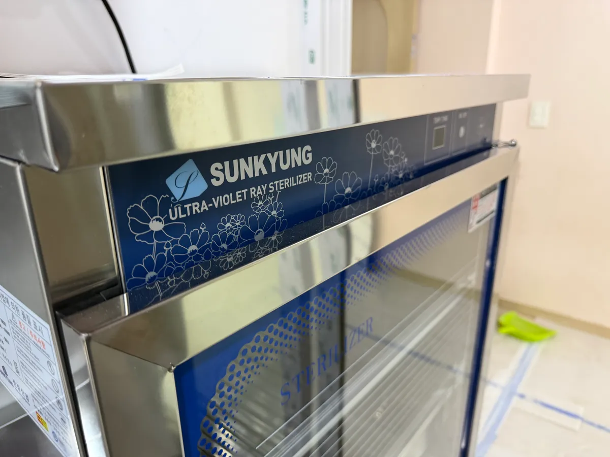 유치원 급식실 인덕션 렌지·2구 인덕션 테이블·4문 냉장고·자외선 식기소독기·싱크대·벽선반 납품 및 설치 13번째 사진