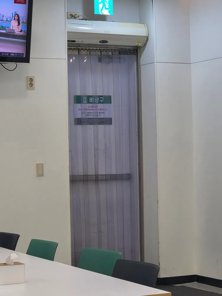 기숙사 편의 매장 음료냉장고 3대 납품·설치, 기존 장비 폐기, 운반카 가드 앵글 설치, 투명커튼 철거 1번째 사진