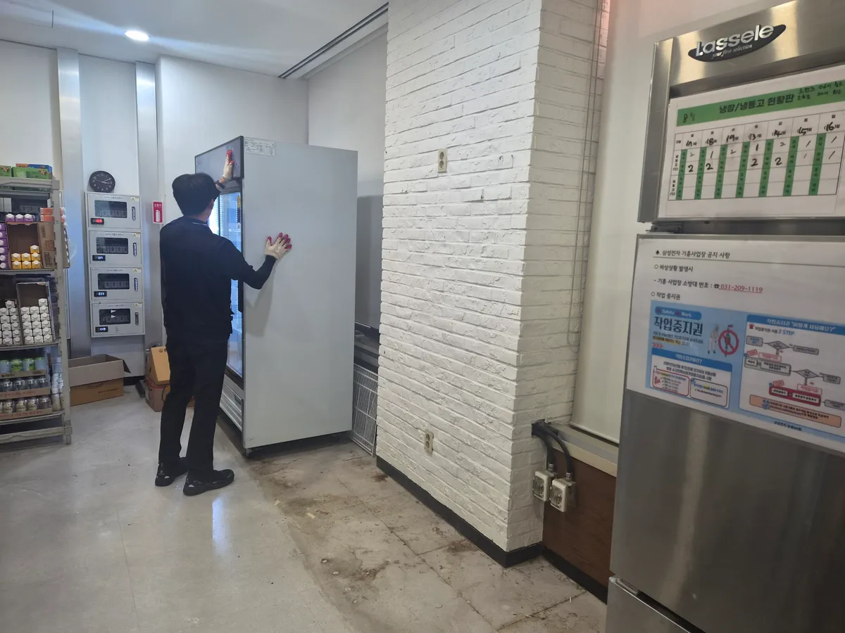 기숙사 편의 매장 음료냉장고 3대 납품·설치, 기존 장비 폐기, 운반카 가드 앵글 설치, 투명커튼 철거 2번째 사진
