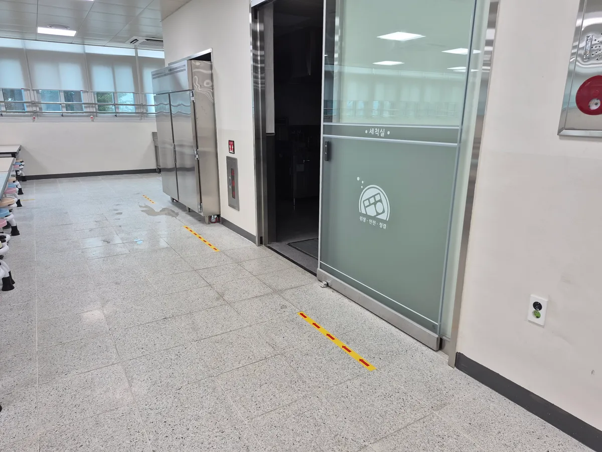용인 초등학교 급식실 벽보호대 설치, 자동문 가이드 설치, 손세정대 설치, 운반카 납품 15번째 사진