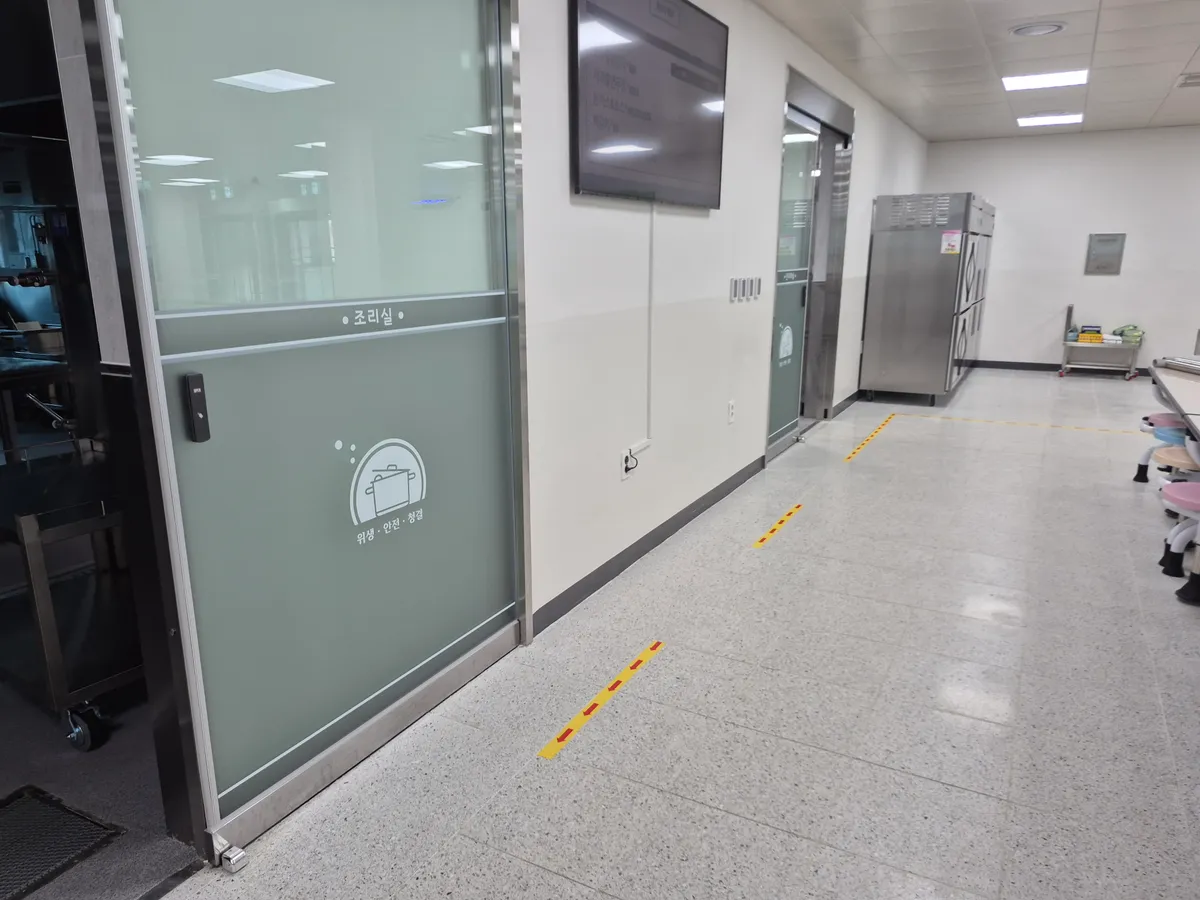 용인 초등학교 급식실 벽보호대 설치, 자동문 가이드 설치, 손세정대 설치, 운반카 납품 16번째 사진