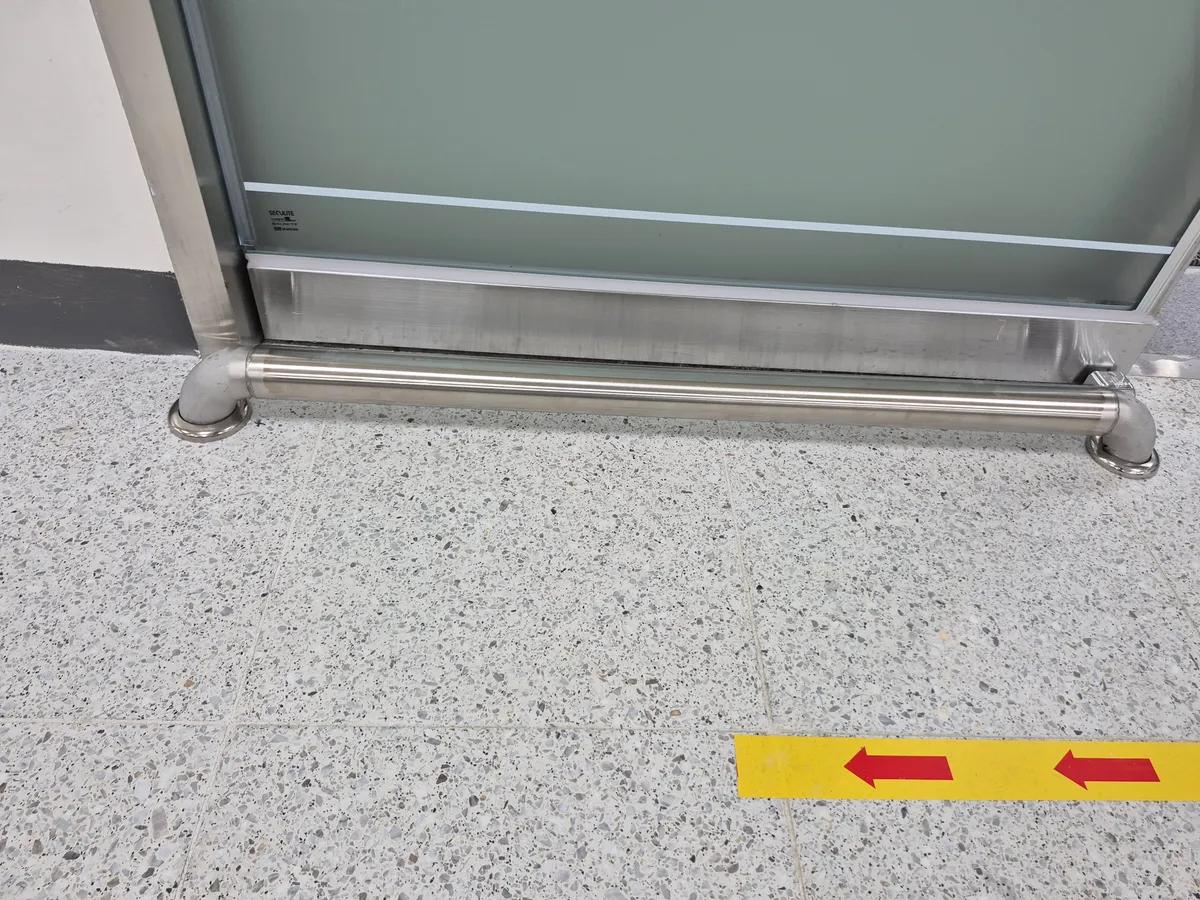 용인 초등학교 급식실 벽보호대 설치, 자동문 가이드 설치, 손세정대 설치, 운반카 납품 18번째 사진