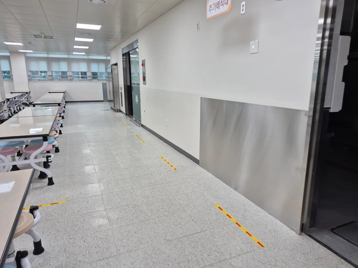 용인 초등학교 급식실 벽보호대 설치, 자동문 가이드 설치, 손세정대 설치, 운반카 납품 22번째 사진