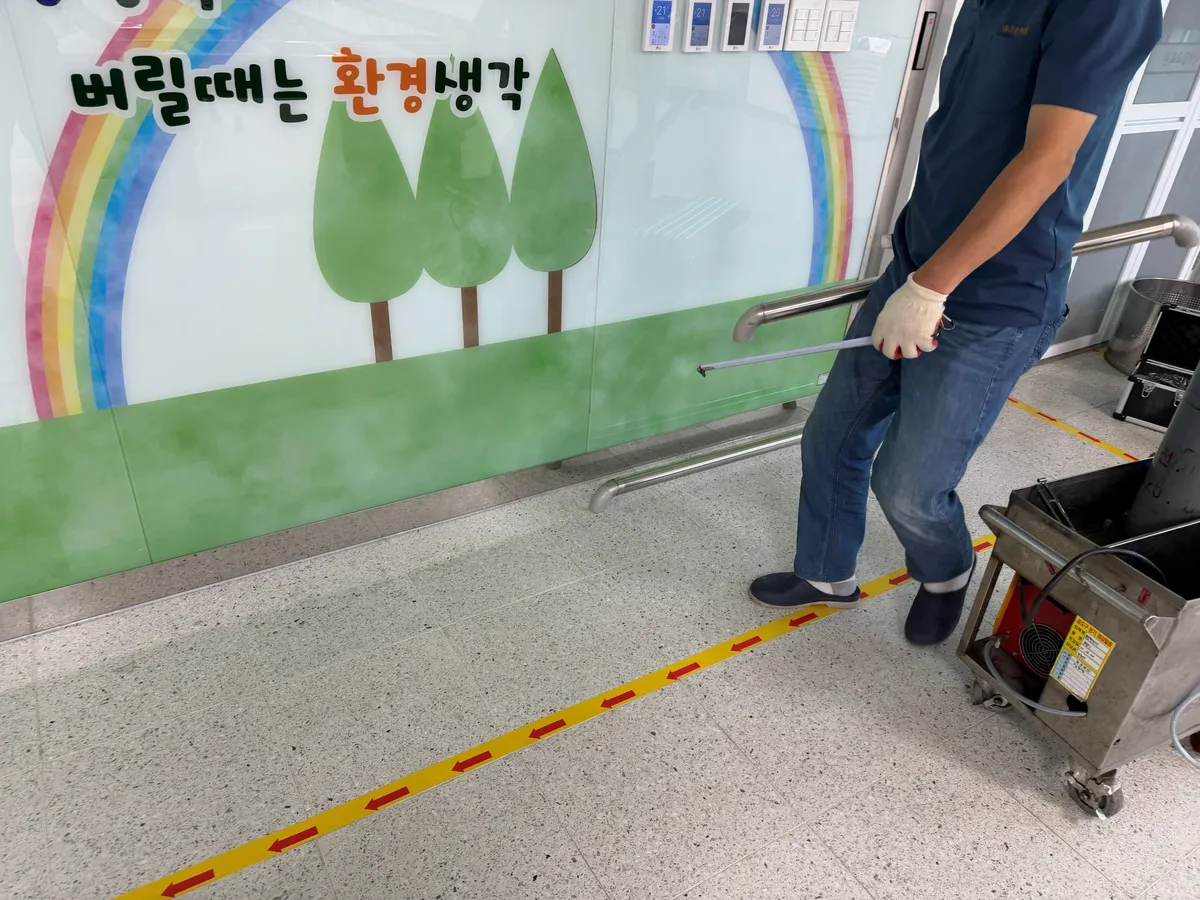 초등학교 급식실 배식 홀 난간대 설치, 잔반통 손잡이 용접, 손세정대 가림막 설치 1번째 사진
