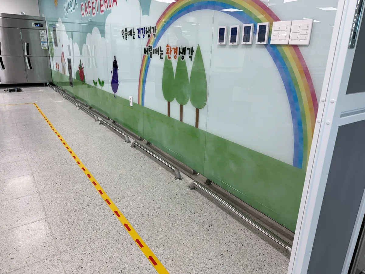초등학교 급식실 배식 홀 난간대 설치, 잔반통 손잡이 용접, 손세정대 가림막 설치 8번째 사진